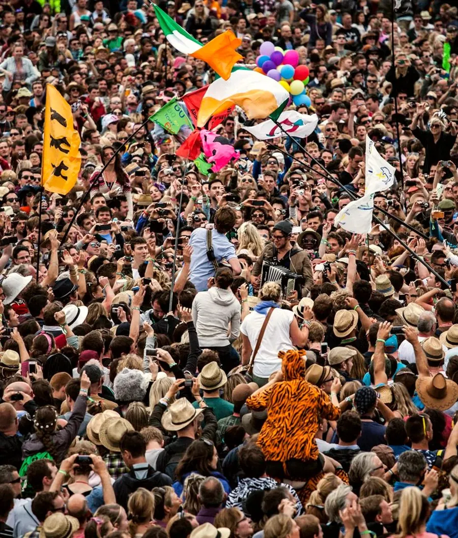 Public du festival au coucher du soleil