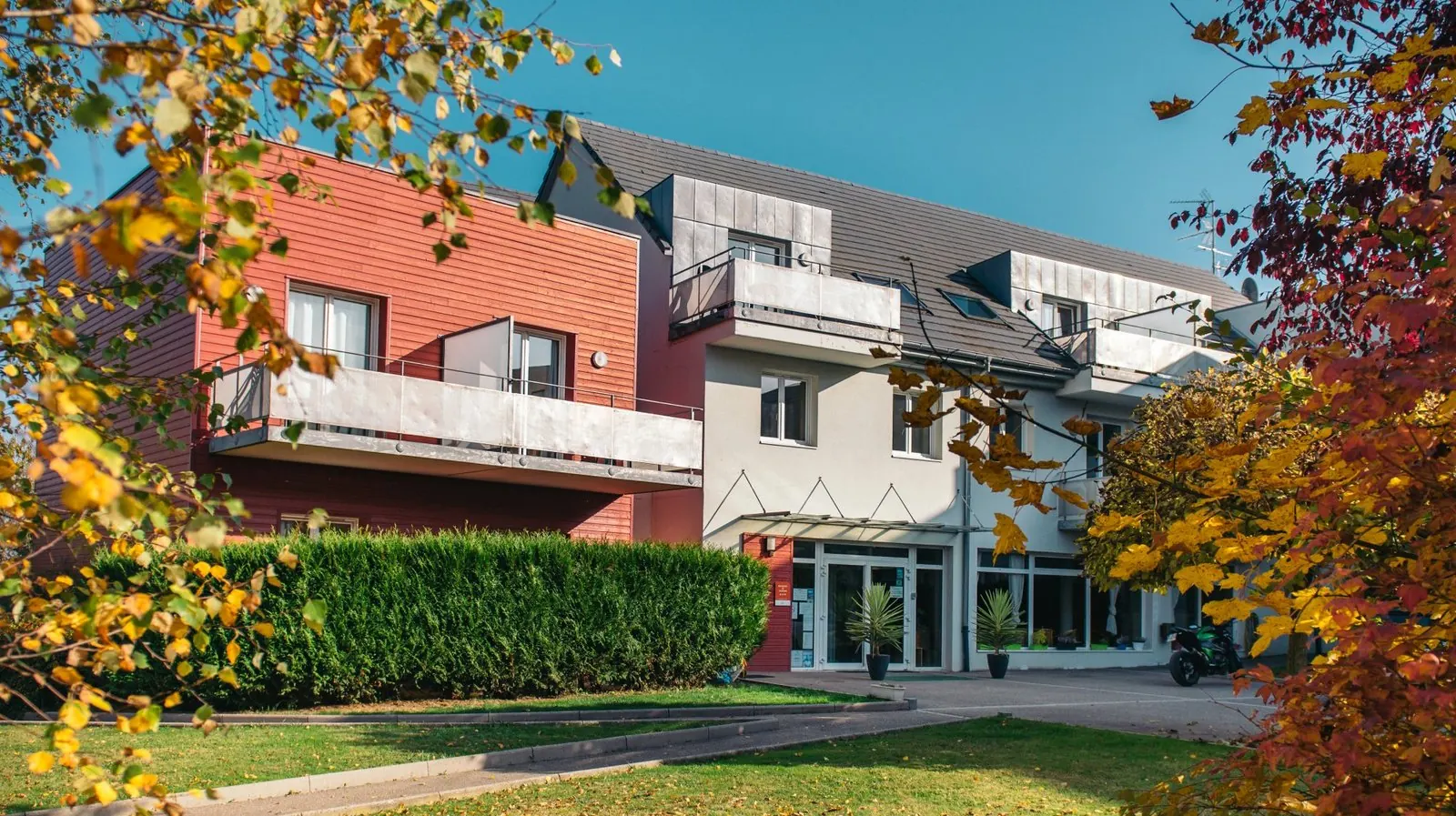 Façade de la résidence Le Royal Golf & Horse à Mooslargue, en automne