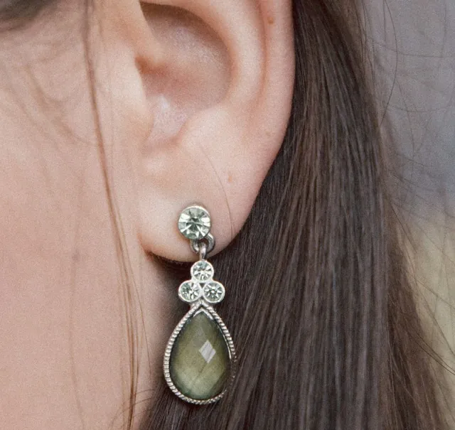 Boucle d’oreille pendante en pierre verte