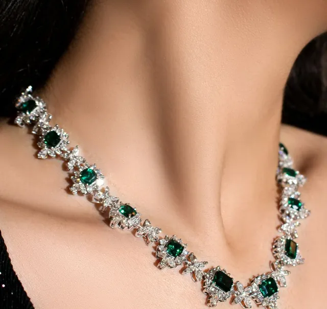 Collier d’émeraudes porté