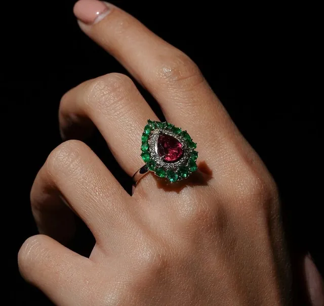 Bague sertie d’un rubis et d’émeraudes