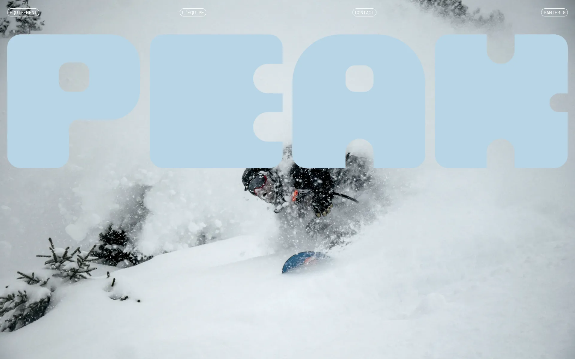 Page d’accueil de la démo Peak : logotype géant au-dessus d’un skieur dans la poudreuse