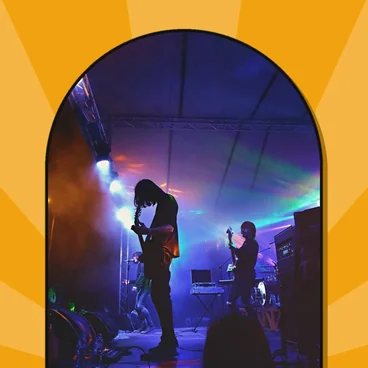 Rayonne, concert sous une arche orange